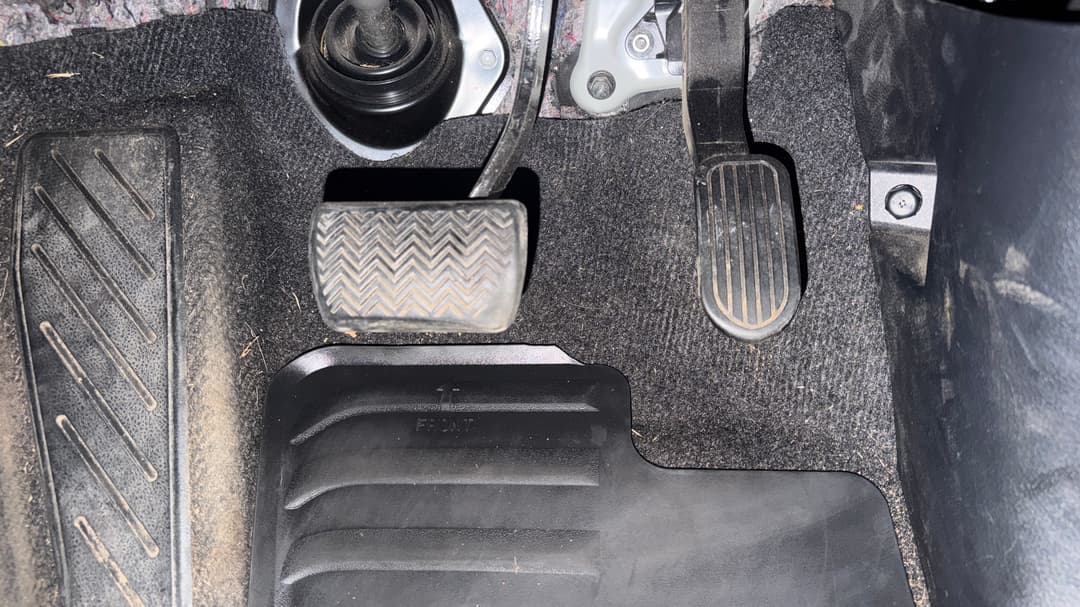 2022 Toyota Hilux Sr5 (4x4), Automatic, 65017 km, Pedals and Footmat