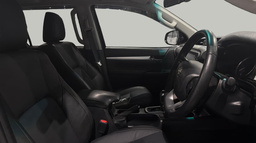 2022 Toyota Hilux Sr5 (4x4), Automatic, 65017 km, Right Side Front Door Cabin View
