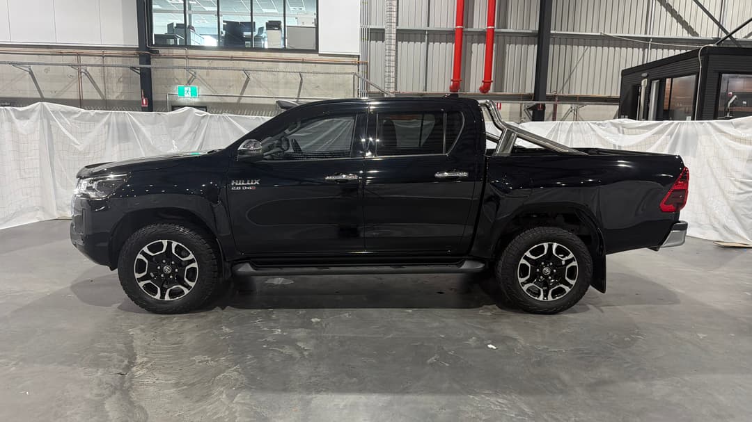2022 Toyota Hilux Sr5 (4x4), Automatic, 65017 km, Left Side View