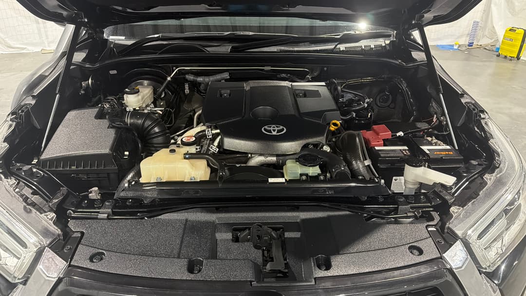 2022 Toyota Hilux Sr5 (4x4), Automatic, 65017 km, Open Bonnet (Engine)