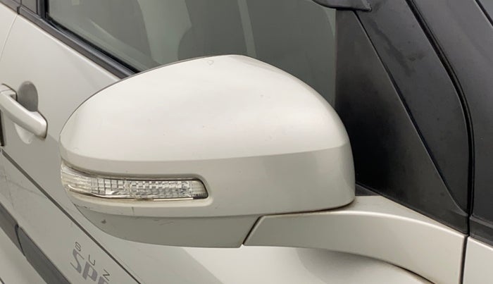 2013 Maruti Swift VXI, Petrol, Manual, 89,460 km, Right rear-view mirror - Indicator light has minor damage