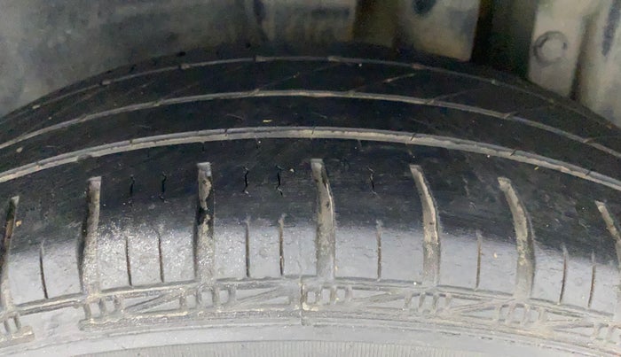 2013 Maruti Swift VXI, Petrol, Manual, 89,460 km, Left Rear Tyre Tread