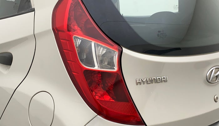 2011 Hyundai Eon MAGNA O, Petrol, Manual, 69,836 km, Left tail light - Minor damage