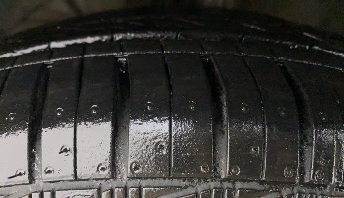 2017 Maruti Dzire VDI AMT, Diesel, Automatic, 52,033 km, Left Front Tyre Tread