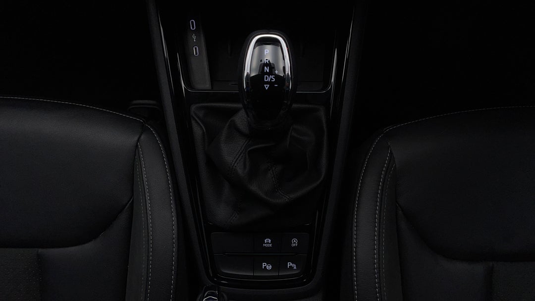 2022 SKODA Scala Signature 110tsi, Automatic, 25496 km, Gear Lever 