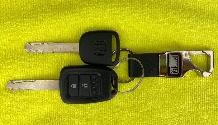 2015 Honda Jazz 1.5 S MT, Diesel, Manual, 1,51,818 km, Key Close Up