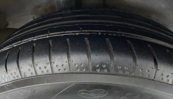 2015 Honda Jazz 1.5 S MT, Diesel, Manual, 1,51,818 km, Right Rear Tyre Tread
