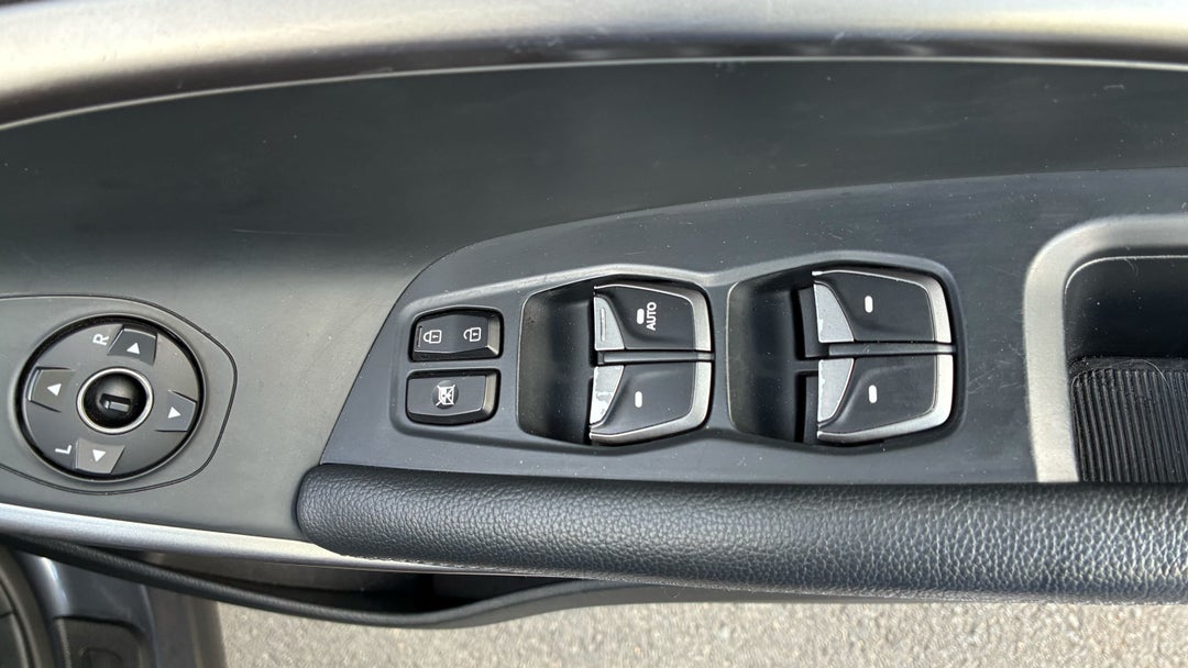 2016 Hyundai Santa Fe Active (4x4), Automatic, 115092 km, Drivers Side Door Panel Controls