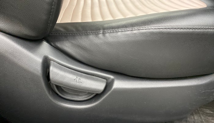 2017 Hyundai Grand i10 Sportz(O) 1.2 MT, Petrol, Manual, 33,332 km, Driver Side Adjustment Panel