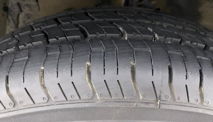 2017 Maruti Swift VXI D, Petrol, Manual, 39,159 km, Left Front Tyre Tread