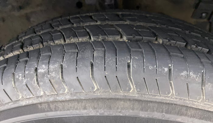 2017 Maruti Swift VXI D, Petrol, Manual, 39,159 km, Right Front Tyre Tread