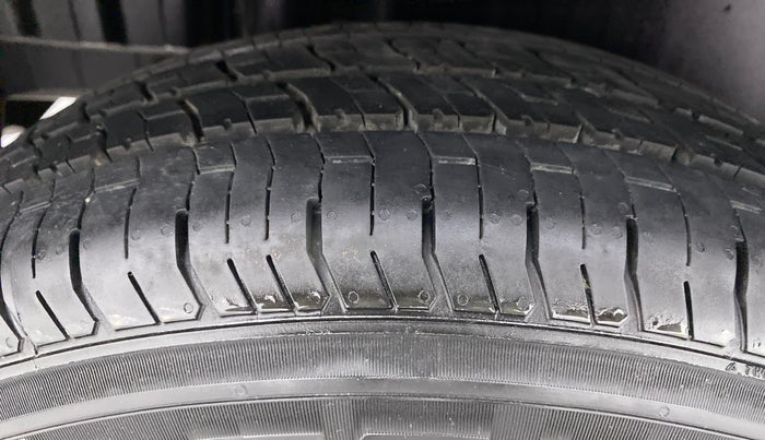 2017 Maruti Swift VXI D, Petrol, Manual, 39,159 km, Right Rear Tyre Tread