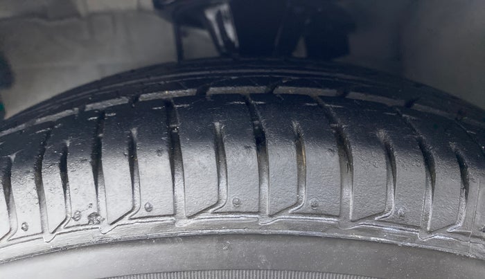 2015 Hyundai i10 SPORTZ 1.1 IRDE2, Petrol, Manual, 17,583 km, Left Front Tyre Tread
