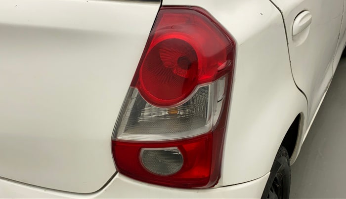 2014 Toyota Etios Liva G, Petrol, Manual, 73,506 km, Right tail light - Minor damage