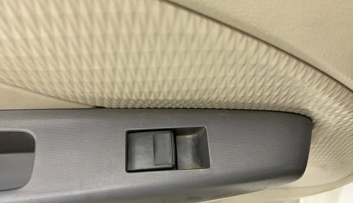 2014 Toyota Etios Liva G, Petrol, Manual, 73,506 km, Left rear window switch / handle - Switch/handle not functional