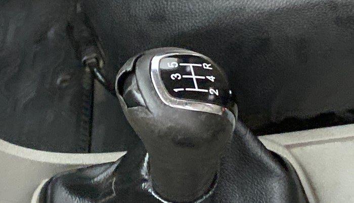2018 Tata Tiago XT 1.2 REVOTRON, Petrol, Manual, 64,666 km, Gear lever - Knob cover torn