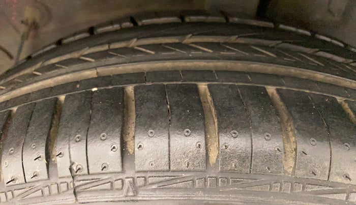 2016 Toyota Etios Liva V DUAL TONE, Petrol, Manual, 44,287 km, Left Rear Tyre Tread