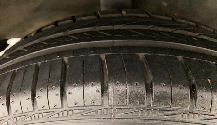 2016 Toyota Etios Liva V DUAL TONE, Petrol, Manual, 44,287 km, Right Rear Tyre Tread