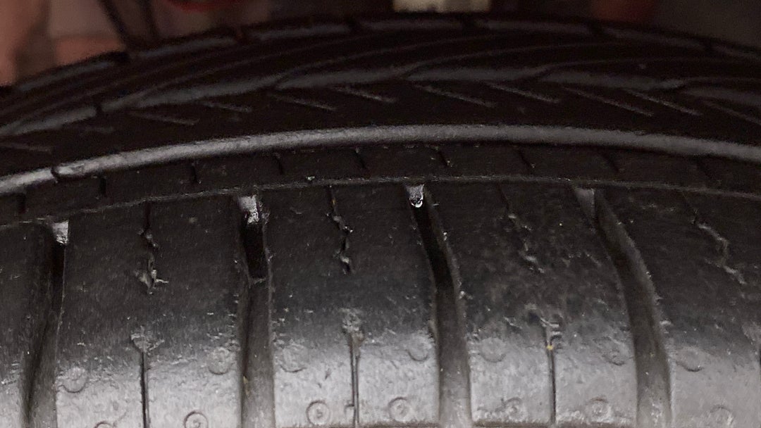 Right Front Tyre Tread