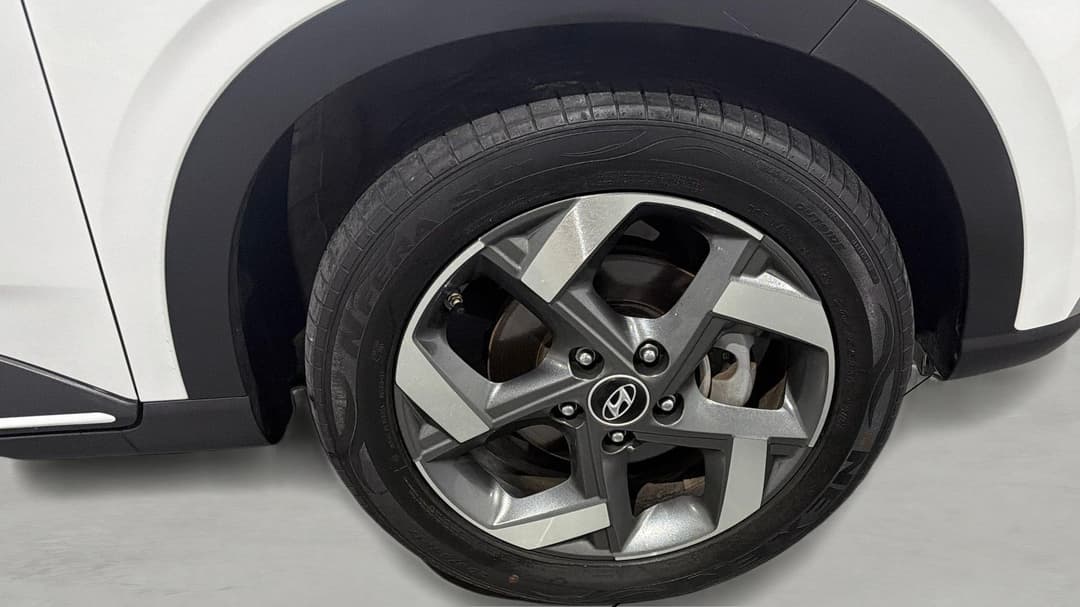 2023 Hyundai Venue Elite (black) Two-tone Roof, Automatic, 45977 km, Right Front Wheel
