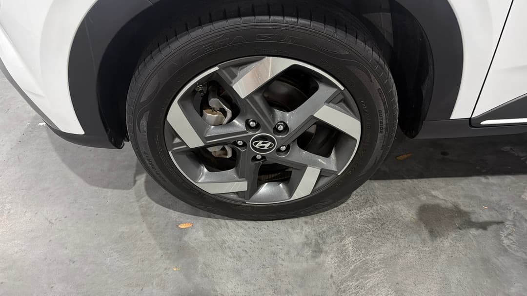 2023 Hyundai Venue Elite (black) Two-tone Roof, Automatic, 45977 km, Left Front Wheel