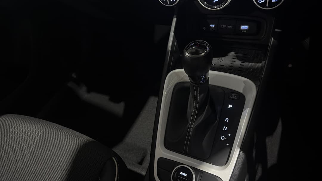 2023 Hyundai Venue Elite (black) Two-tone Roof, Automatic, 45977 km, Gear Lever 