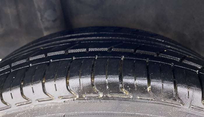 2013 Honda Brio VX AT, Petrol, Automatic, 56,268 km, Right Rear Tyre Tread