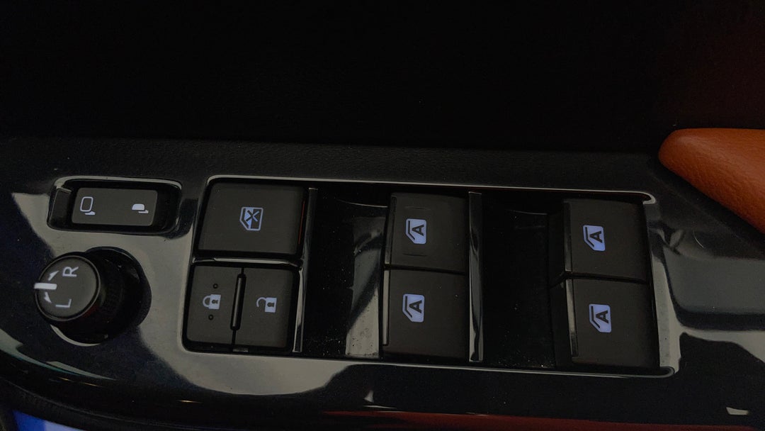 2020 Toyota Hilux Sr5 (4x4), Automatic, 48561 km, Drivers Side Door Panel Controls