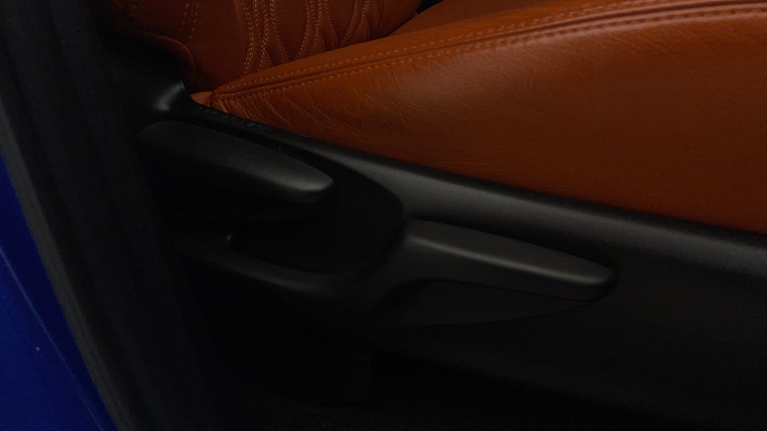 2020 Toyota Hilux Sr5 (4x4), Automatic, 48561 km, Drivers Side Adjustment Panel