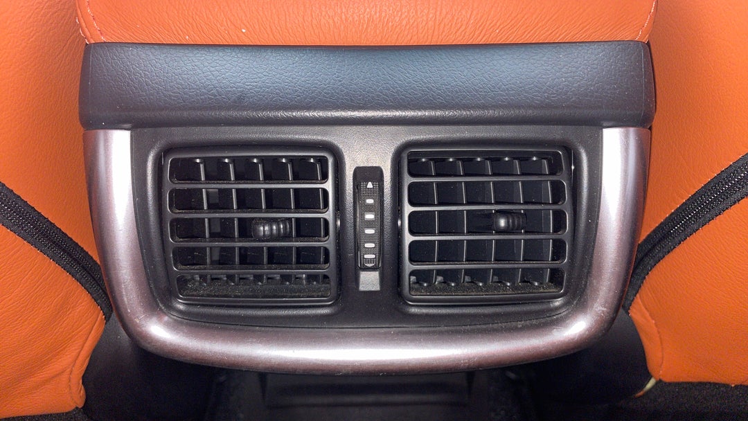 2020 Toyota Hilux Sr5 (4x4), Automatic, 48561 km, Rear A/C Vent