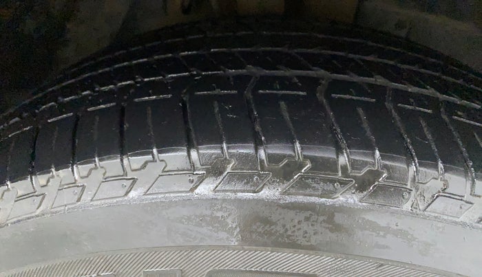 2021 Mahindra XUV500 W9, Diesel, Manual, 46,015 km, Right Front Tyre Tread