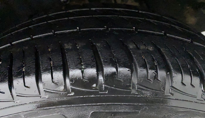 2018 Maruti Vitara Brezza VDI OPT, Diesel, Manual, 76,225 km, Left Front Tyre Tread