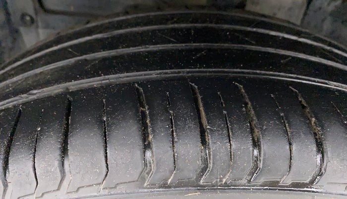 2016 Maruti Vitara Brezza ZDI PLUS DUAL TONE, Diesel, Manual, 91,910 km, Left Front Tyre Tread