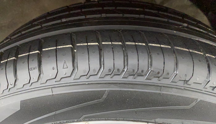 2016 Maruti Baleno ZETA 1.2 K12, Petrol, Manual, 72,201 km, Right Front Tyre Tread