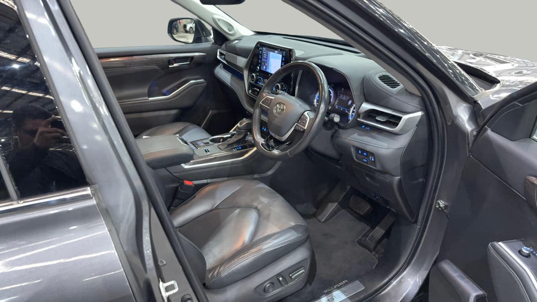 2022 Toyota Kluger Grande Hybrid AWD, Automatic, 42941 km, Right Side Front Door Cabin View