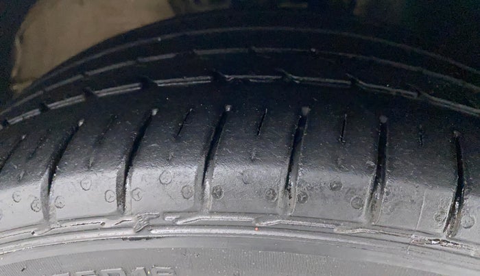 2019 Volkswagen Vento HIGHLINE PLUS 1.2 AT 16 ALLOY, Petrol, Automatic, 67,433 km, Right Front Tyre Tread