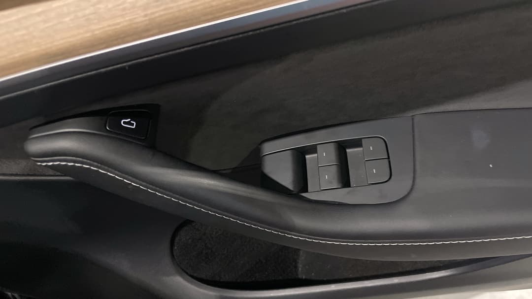 2023 Tesla Model Y Rear-wheel Drive, Automatic, 55315 km, Drivers Side Door Panel Controls