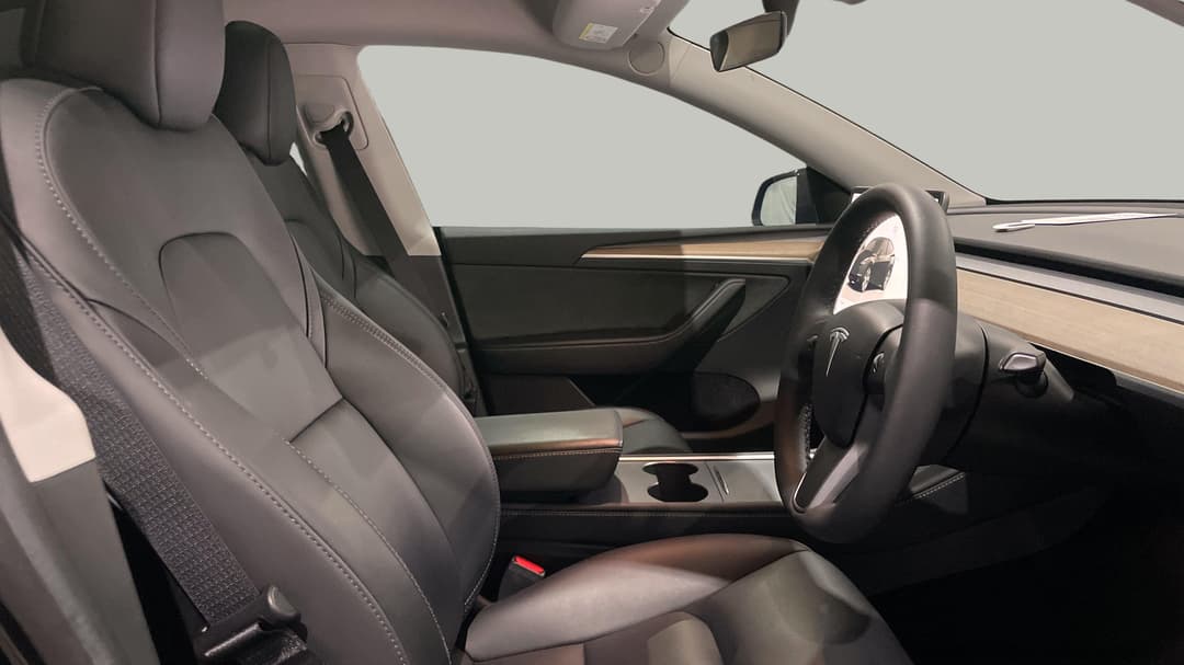 2023 Tesla Model Y Rear-wheel Drive, Automatic, 55315 km, Right Side Front Door Cabin View