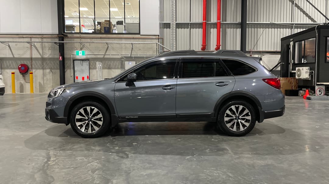2017 Subaru Outback 2.5i Premium AWD, Automatic, 105348 km, Left Side View