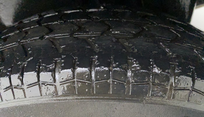 2013 Maruti Swift Dzire VXI, Petrol, Manual, 33,566 km, Left Front Tyre Tread