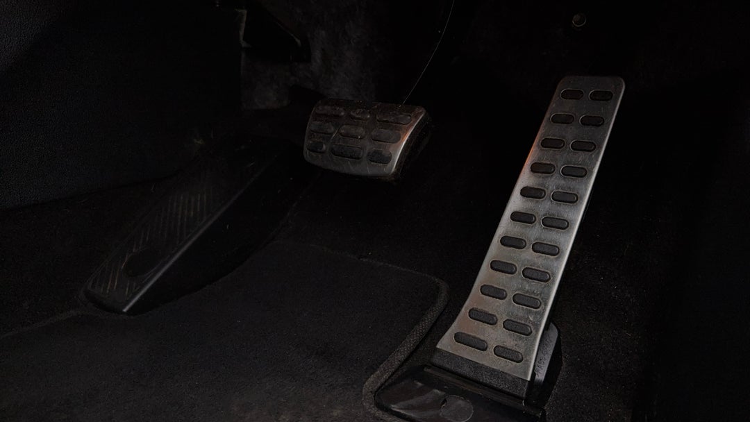 2016 Kia Sorento Platinum (4x4), Automatic, 152536 km, Pedals and Footmat