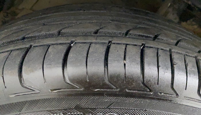 2012 Maruti Swift ZXI D, CNG, Manual, 48,375 km, Left Front Tyre Tread