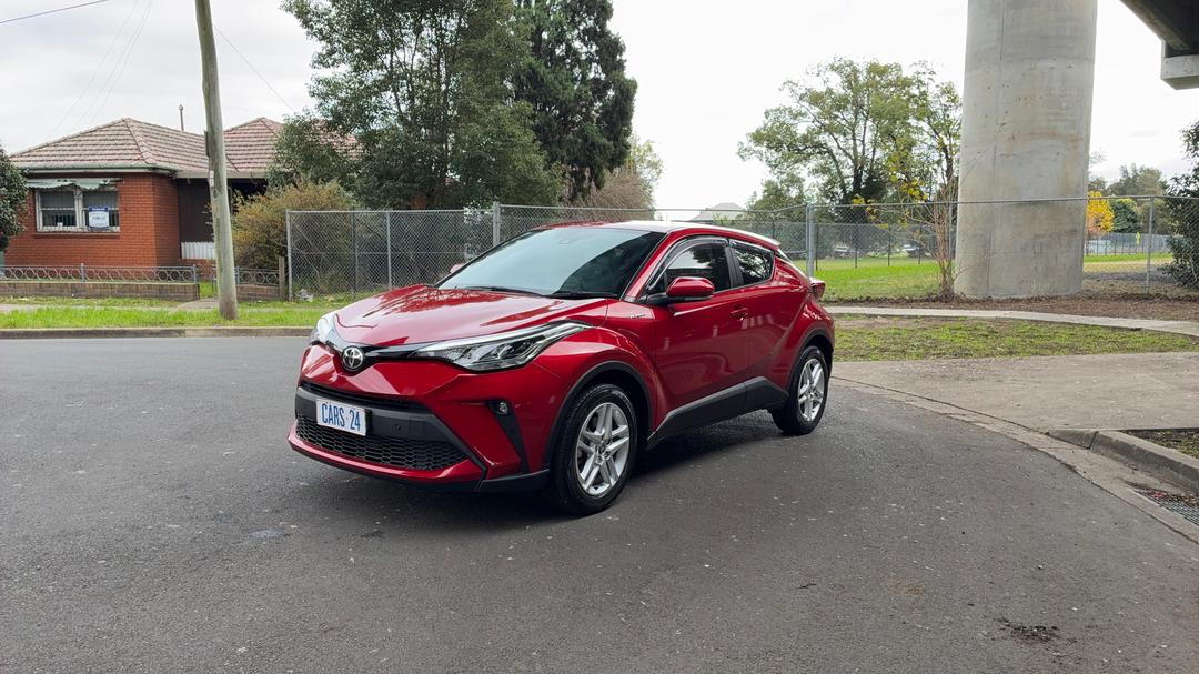 2020 Toyota C-HR Standard (2wd), Automatic, 24737 km, Left Front Diagonal (45- Degree) View
