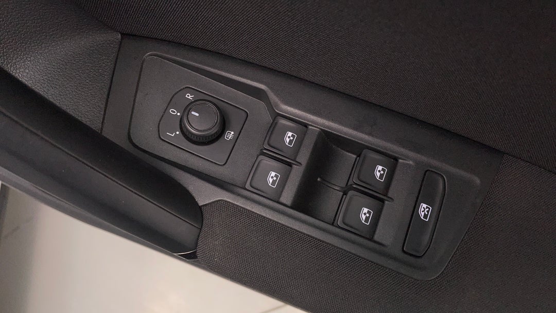 2018 Volkswagen Tiguan 110 Tsi Trendline, Automatic, 31946 km, Drivers Side Door Panel Controls