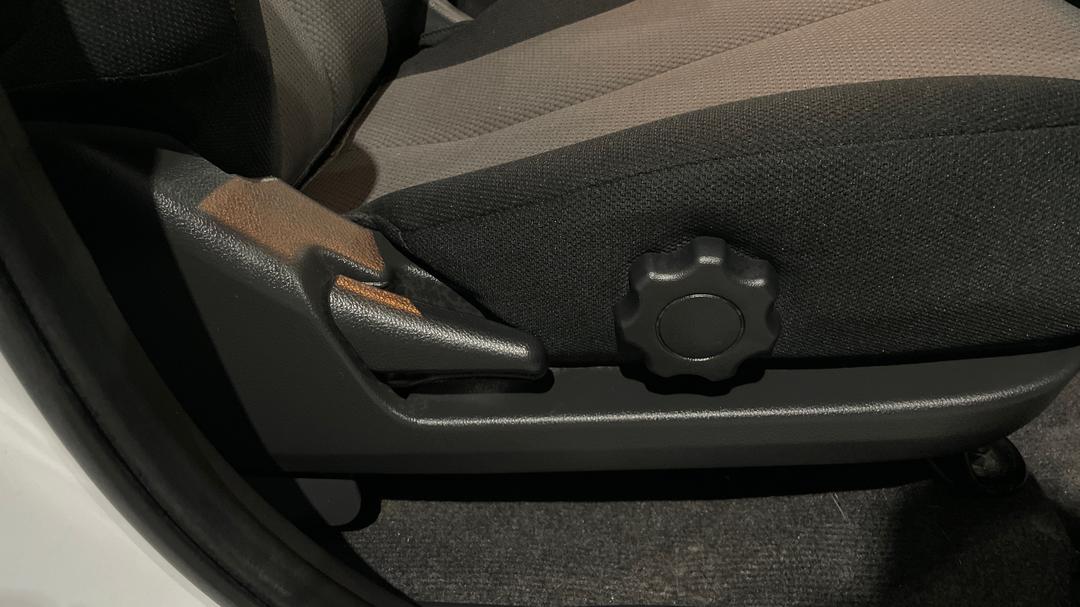 2022 Mitsubishi Triton Glx-r (4x4), Automatic, 48228 km, Drivers Side Adjustment Panel
