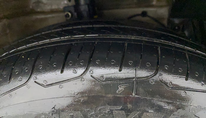 2016 Maruti Ciaz VDI+ SHVS, Diesel, Manual, 1,06,307 km, Right Front Tyre Tread