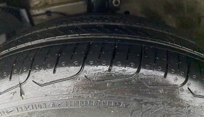 2016 Maruti Ciaz VDI+ SHVS, Diesel, Manual, 1,06,045 km, Left Front Tyre Tread