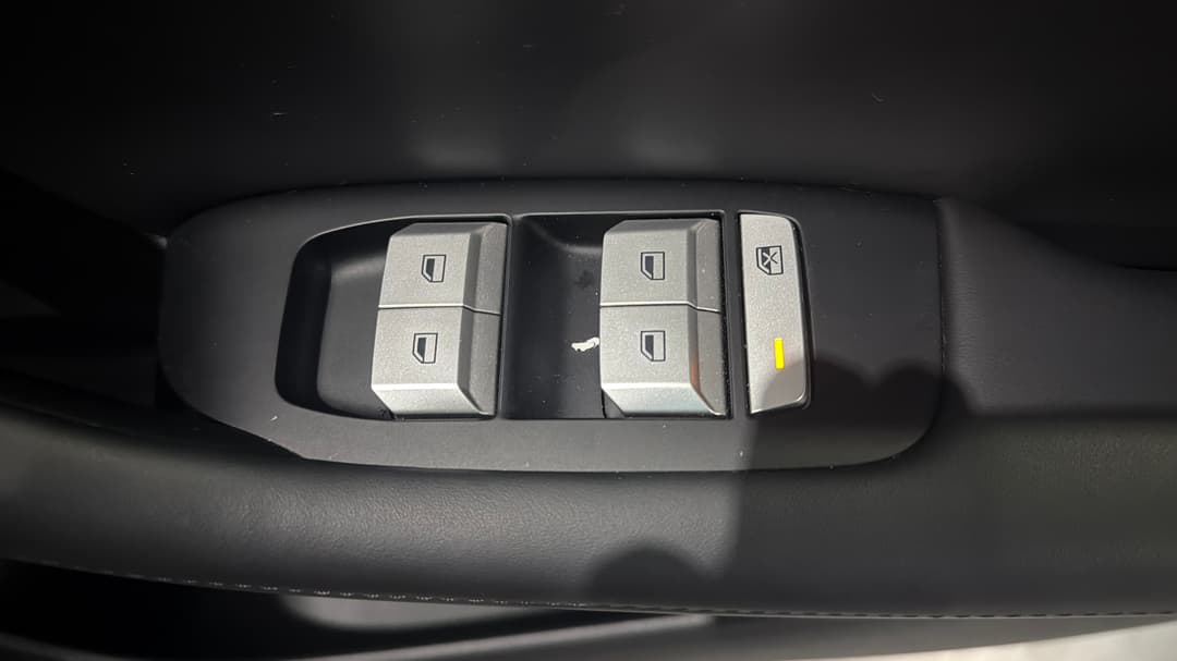 2025 MG Mgs5 Ev Excite 49, Automatic, 14395 km, Drivers Side Door Panel Controls