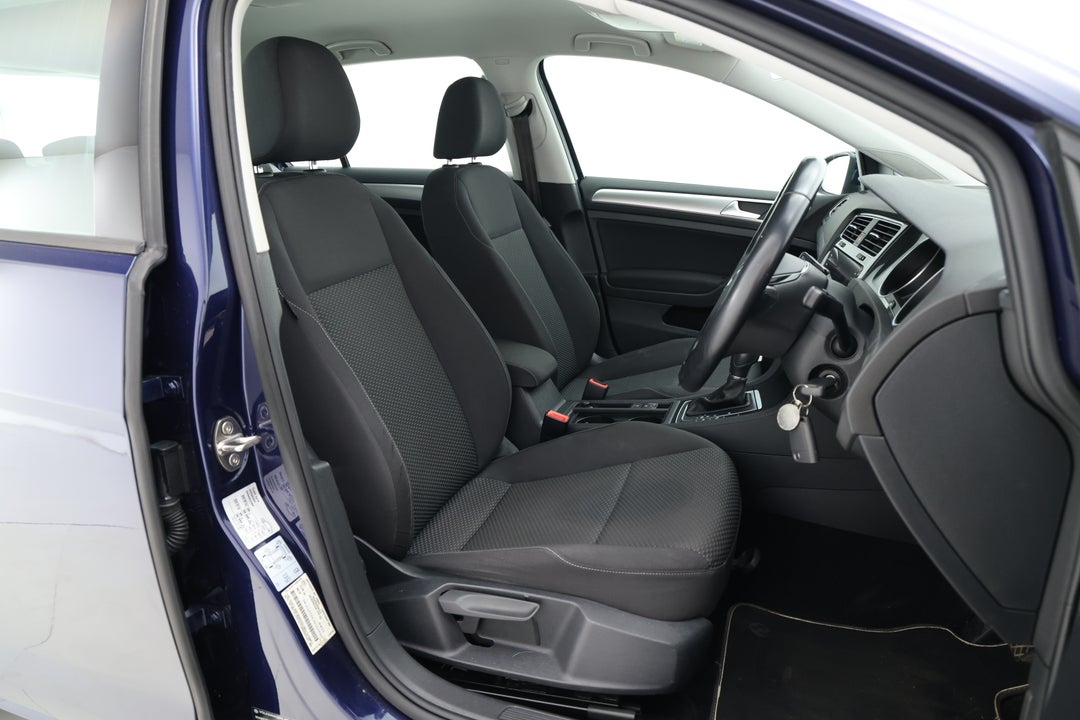 2019 Volkswagen Golf 110 Tsi Trendline, Automatic, 74852 km, Right Side Front Door Cabin View