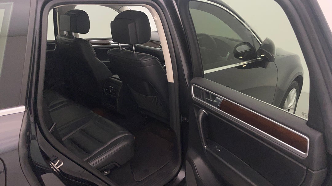2016 Volkswagen Touareg V6 Tdi, Automatic, 81908 km, Right Side Rear Door Cabin View